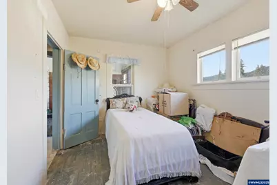 329 S 1st Av, Mill City, OR 97360 - Photo 32