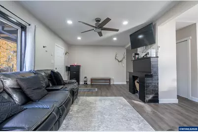 1060 15th St NE, Salem, OR 97301 - Photo 4