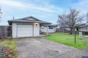 280 Honeysuckle St, Lebanon, OR 97567 - Photo 2