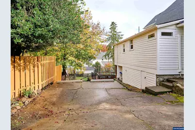 412 W Main St, Silverton, OR 97381 - Photo 26