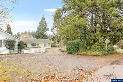 390 Salem Heights Av S, Salem, OR 97302 - Photo 10