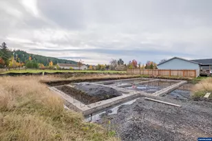 1221 49th St, Sweet Home, OR 97389 - Photo 4