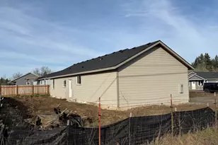 1221 49th St, Sweet Home, OR 97389 - Photo 4