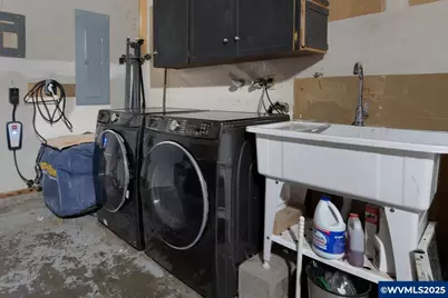 375 N 6th St, Harrisburg, OR 97446 - Photo 36