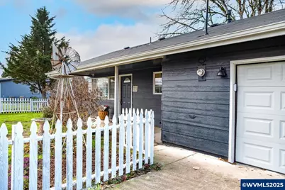 375 N 6th St, Harrisburg, OR 97446 - Photo 6