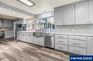 211 Sunset Ave N, Keizer, OR 97303 - Photo 2