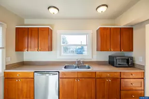 3392 Sunnyview Rd NE, Salem, OR 97301 - Photo 8