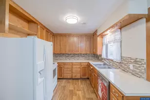 1110 Cascade Dr, Lebanon, OR 97355 - Photo 10