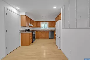 654 NW Bryant Ct, Dallas, OR 97338 - Photo 10