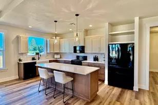 215 NE Broadway St, Sublimity, OR 97385 - Photo 8