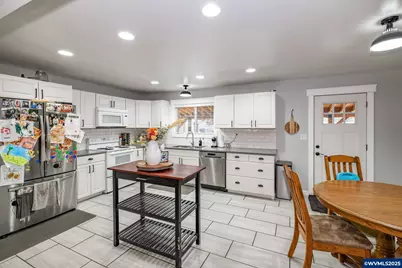 795 Holly Ln, Lebanon, OR 97355 - Photo 4