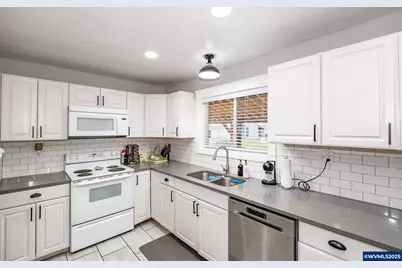 795 Holly Ln, Lebanon, OR 97355 - Photo 10