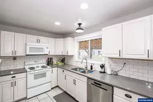 795 Holly Ln, Lebanon, OR 97355 - Photo 10