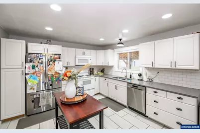 795 Holly Ln, Lebanon, OR 97355 - Photo 8