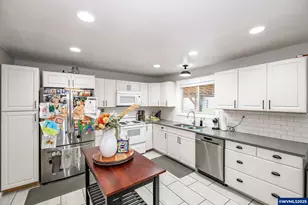 795 Holly Ln, Lebanon, OR 97355 - Photo 8