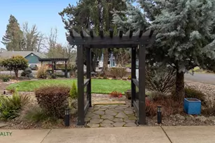 2555 NW Squire Pl, Albany, OR 97321 - Photo 10