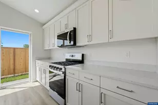 375 SE Shetterly Dr, Dallas, OR 97338 - Photo 10