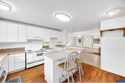 9620 Wells Landing Rd, Independence, OR 97351 - Photo 10