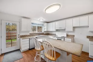 9620 Wells Landing Rd, Independence, OR 97351 - Photo 8