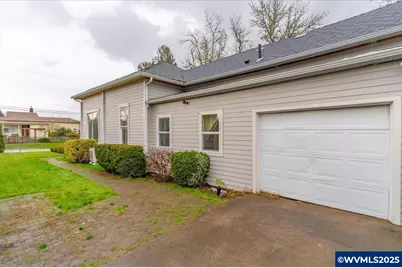 205 N 3rd St, Jefferson, OR 97352 - Photo 4