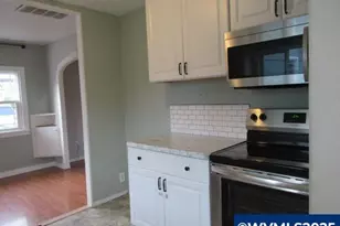 370 W B St, Lebanon, OR 97355 - Photo 4