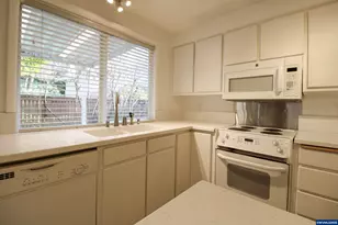 1035 Chestnut St NW, Salem, OR 97304 - Photo 4
