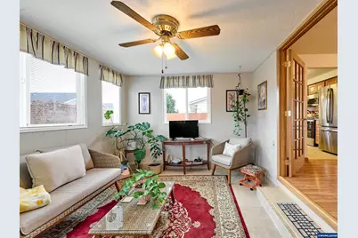 1944 Santiam Dr, Woodburn, OR 97071 - Photo 8