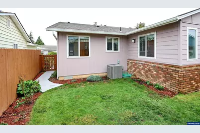 1944 Santiam Dr, Woodburn, OR 97071 - Photo 32