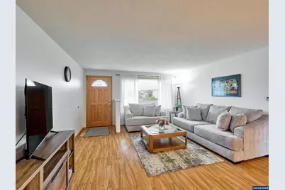 1944 Santiam Dr, Woodburn, OR 97071 - Photo 4