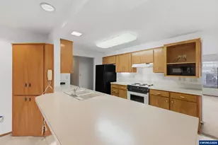 1350 Dogwood Dr, Woodburn, OR 97071 - Photo 8