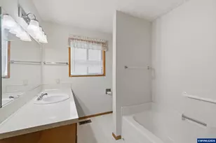 1350 Dogwood Dr, Woodburn, OR 97071 - Photo 22