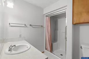 1350 Dogwood Dr, Woodburn, OR 97071 - Photo 16