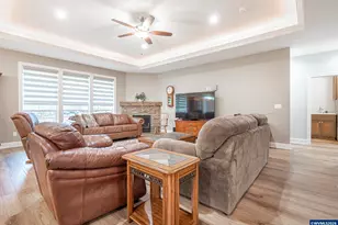 425 NW Crater Lk Dr, Dallas, OR 97338 - Photo 8