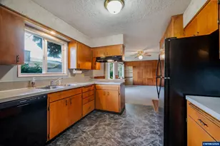 4888 38th Pl NE, Salem, OR 97305 - Photo 16