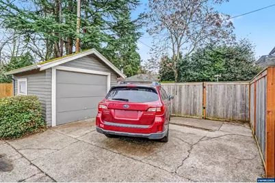 1050 Summer St NE, Salem, OR 97301 - Photo 32