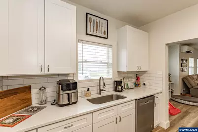 690 W Morton St, Lebanon, OR 97355 - Photo 8