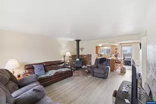 1247 1st Ave, Sweet Home, OR 97386 - Photo 2