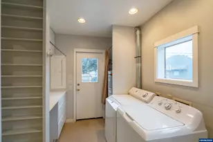 215 S Spruce St, Sisters, OR 97759 - Photo 12