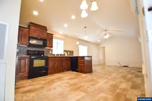 1999 Jansen Way, Woodburn, OR 97071 - Photo 4