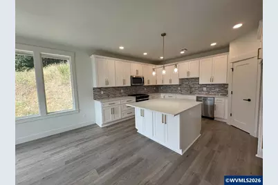 812 Hawk Dr, Silverton, OR 97381 - Photo 2