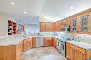 705 SE Stoneridge Ln, Dallas, OR 97338 - Photo 8