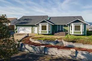 383 Ridgecrest Dr, Roseburg, OR 97471 - Photo 1