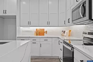 819 Riley Dr, Silverton, OR 97381 - Photo 12