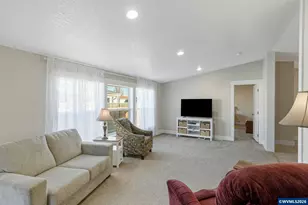 1015 Oak St, Silverton, OR 97381 - Photo 8