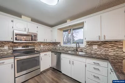 821 Johnson St, Woodburn, OR 97071 - Photo 16