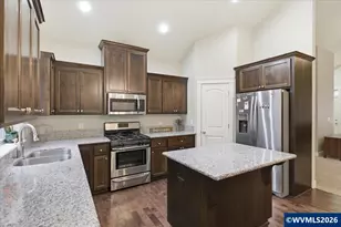 323 Lydia Ln, Lebanon, OR 97355 - Photo 12