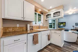 2093 W Hayes St, Woodburn, OR 97071 - Photo 18