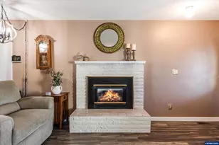 2093 W Hayes St, Woodburn, OR 97071 - Photo 8