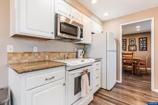 2093 W Hayes St, Woodburn, OR 97071 - Photo 14