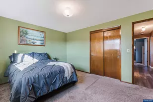 2093 W Hayes St, Woodburn, OR 97071 - Photo 32